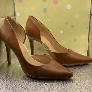 Massimo Tan heels with subtle gold detail man made uppers 4” heels size 8.5
